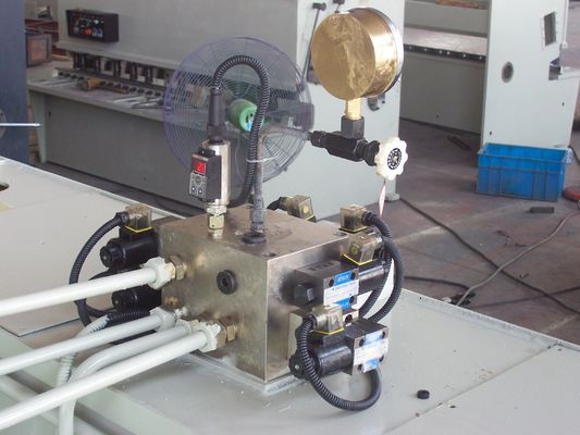 Cesoia Ghigliottina per Lamiera Macchina Idraulica CNC per Taglio Lamiera Peso Variabile da 2000kg a 10000kg Soluzione di Taglio di Precisione