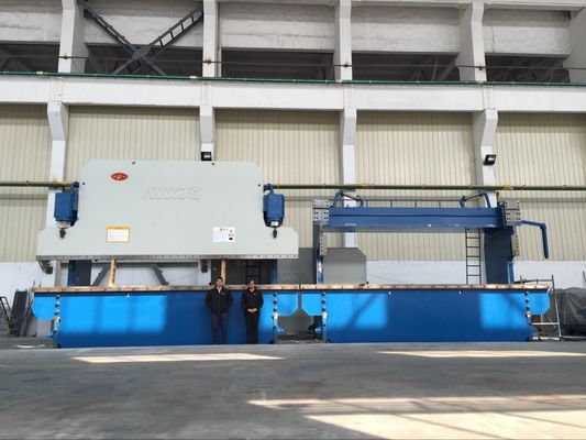 Pressa piegatrice idraulica CNC a 4+1 assi con controller Delem DA53T per piegatura di lamiere da 135 tonnellate