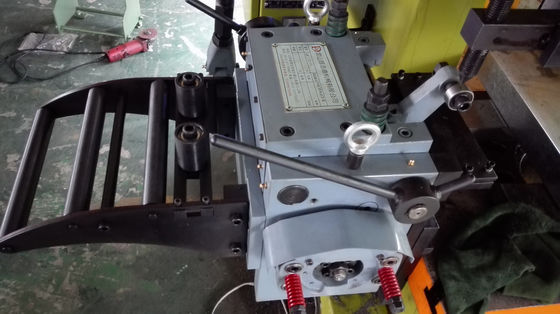 Linea di alimentazione a bobina per tappi medicinali da 20 mm, con servomotore Yaskawa o Mitsubishi e pressione di 200 tonnellate, garantendo la produzione